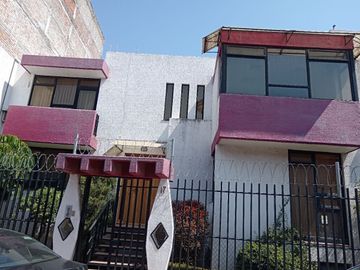 Casa en Venta en el Centro de Queretaro con recamara en planta baja