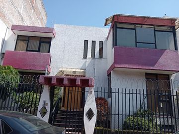 Casa en Venta en el Centro de Queretaro con recamara en planta baja
