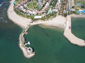 VILLA  DE LUJO EN VENTA PEGADA A LA PLAYA, KOVAY GARDENS