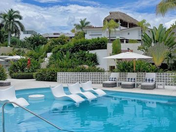 VILLA  DE LUJO EN VENTA PEGADA A LA PLAYA, KOVAY GARDENS