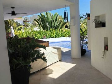 VILLA  DE LUJO EN VENTA PEGADA A LA PLAYA, KOVAY GARDENS