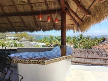 VILLA  DE LUJO EN VENTA PEGADA A LA PLAYA, KOVAY GARDENS