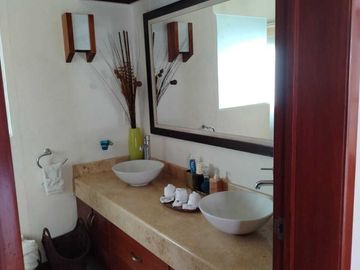 VILLA  DE LUJO EN VENTA PEGADA A LA PLAYA, KOVAY GARDENS