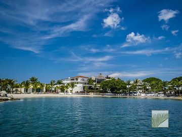 VILLA  DE LUJO EN VENTA PEGADA A LA PLAYA, KOVAY GARDENS