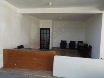 Casa de dos niveles con terraza y área de asador, lista para habitar en Ampliación La Rosita