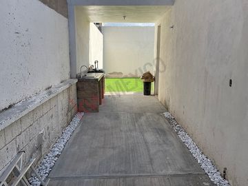 Casa de dos niveles con terraza y área de asador, lista para habitar en Ampliación La Rosita