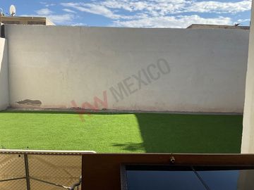 Casa de dos niveles con terraza y área de asador, lista para habitar en Ampliación La Rosita