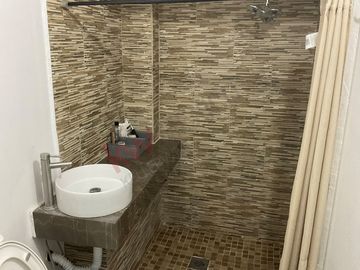 Casa de dos niveles con terraza y área de asador, lista para habitar en Ampliación La Rosita