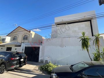 Casa de dos niveles con terraza y área de asador, lista para habitar en Ampliación La Rosita