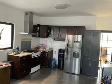 Casa de dos niveles con terraza y área de asador, lista para habitar en Ampliación La Rosita