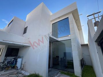 Casa de dos niveles con terraza y área de asador, lista para habitar en Ampliación La Rosita