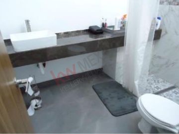 Casa de dos niveles con terraza y área de asador, lista para habitar en Ampliación La Rosita