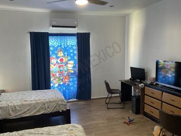 Casa de dos niveles con terraza y área de asador, lista para habitar en Ampliación La Rosita