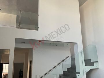 Casa de dos niveles con terraza y área de asador, lista para habitar en Ampliación La Rosita