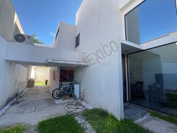 Casa de dos niveles con terraza y área de asador, lista para habitar en Ampliación La Rosita