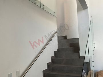 Casa de dos niveles con terraza y área de asador, lista para habitar en Ampliación La Rosita