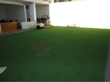 Casa de dos niveles con terraza y área de asador, lista para habitar en Ampliación La Rosita