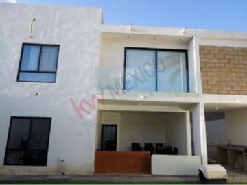 Casa de dos niveles con terraza y área de asador, lista para habitar en Ampliación La Rosita