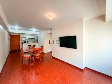 Flat con amplia sala comedor frente a San Antonio de Padua