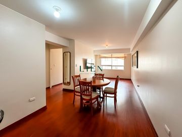 Flat con amplia sala comedor frente a San Antonio de Padua