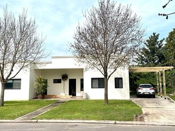 Casa en San Matias - 4 Ambientes - Pileta - VENTA