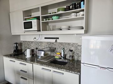 VENTA DEPARTAMENTO QUARTIER SAN TELMO: 2 AMB. C/MUEBLES -COCH- SEG. 24HS PRÓXIMO UNIVERSIDADES