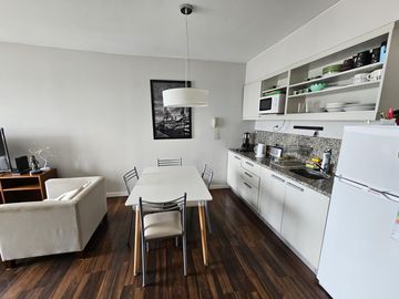 VENTA DEPARTAMENTO QUARTIER SAN TELMO: 2 AMB. C/MUEBLES -COCH- SEG. 24HS PRÓXIMO UNIVERSIDADES