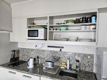 VENTA DEPARTAMENTO QUARTIER SAN TELMO: 2 AMB. C/MUEBLES -COCH- SEG. 24HS PRÓXIMO UNIVERSIDADES