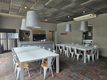 VENTA DEPARTAMENTO QUARTIER SAN TELMO: 2 AMB. C/MUEBLES -COCH- SEG. 24HS PRÓXIMO UNIVERSIDADES