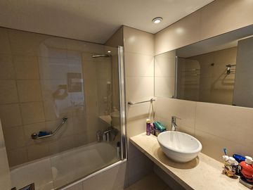 VENTA DEPARTAMENTO QUARTIER SAN TELMO: 2 AMB. C/MUEBLES -COCH- SEG. 24HS PRÓXIMO UNIVERSIDADES