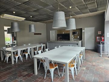VENTA DEPARTAMENTO QUARTIER SAN TELMO: 2 AMB. C/MUEBLES -COCH- SEG. 24HS PRÓXIMO UNIVERSIDADES