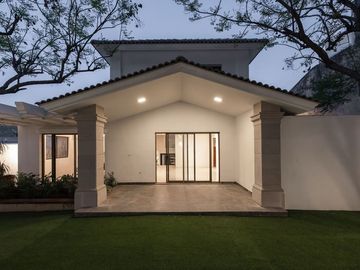 CASA EN VENTA EN RESIDENCIAL CHIPINQUE