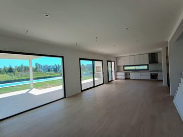 Casa al Rio en Naudir en venta y alquiler anual con 4 dormitorios