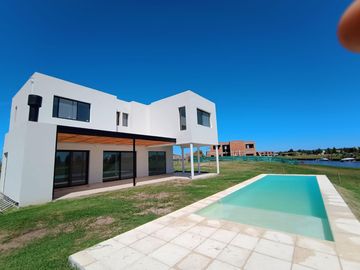 Casa al Rio en Naudir en venta y alquiler anual con 4 dormitorios
