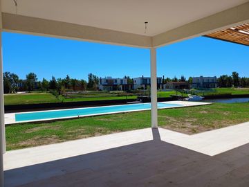 Casa al Rio en Naudir en venta y alquiler anual con 4 dormitorios