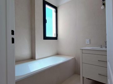 Casa al Rio en Naudir en venta y alquiler anual con 4 dormitorios