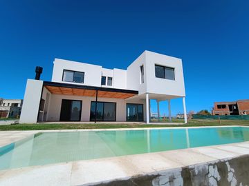 Casa al Rio en Naudir en venta y alquiler anual con 4 dormitorios