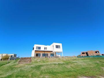 Casa al Rio en Naudir en venta y alquiler anual con 4 dormitorios