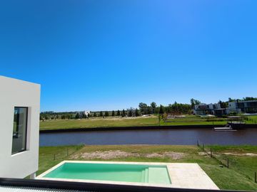 Casa al Rio en Naudir en venta y alquiler anual con 4 dormitorios