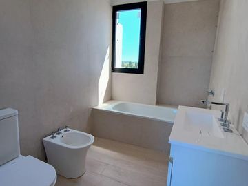 Casa al Rio en Naudir en venta y alquiler anual con 4 dormitorios
