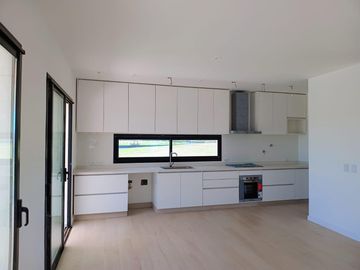 Casa al Rio en Naudir en venta y alquiler anual con 4 dormitorios