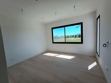 Casa al Rio en Naudir en venta y alquiler anual con 4 dormitorios