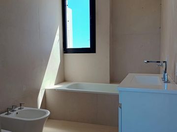 Casa al Rio en Naudir en venta y alquiler anual con 4 dormitorios