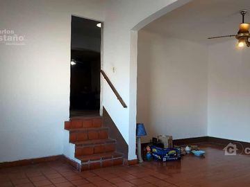 Casa/PH en Altos, Cerca de Av. Maipú, 5 Amb. con Balcón, Quincho y Terraza