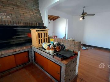 Casa/PH en Altos, Cerca de Av. Maipú, 5 Amb. con Balcón, Quincho y Terraza