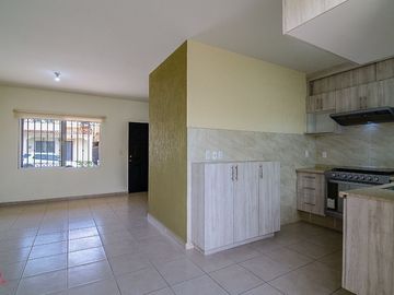 CASA EN VENTA EN FRACC. ALTA CALIFORNIA, TLAJOMULCO DE ZUÑIGA, JALISCO.