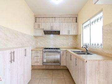 CASA EN VENTA EN FRACC. ALTA CALIFORNIA, TLAJOMULCO DE ZUÑIGA, JALISCO.
