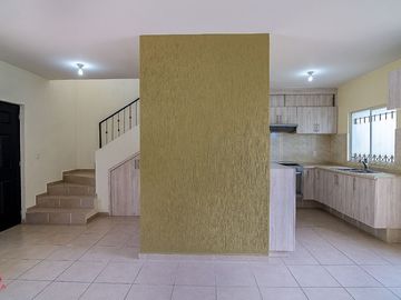 CASA EN VENTA EN FRACC. ALTA CALIFORNIA, TLAJOMULCO DE ZUÑIGA, JALISCO.