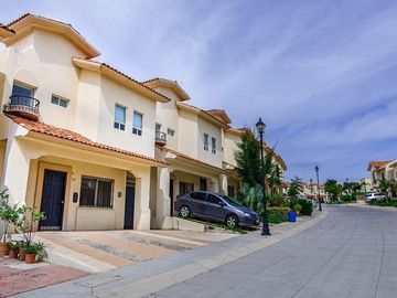 CASA EN VENTA EN FRACC. ALTA CALIFORNIA, TLAJOMULCO DE ZUÑIGA, JALISCO.