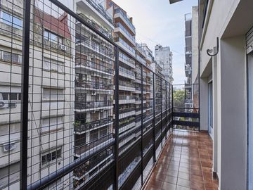DUPLEX VENTA A 1 CUADRA  PLAZA VICENTE LOPEZ CON 4 DORMITORIOS.LUMINOSO